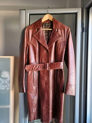 Leather women's trench coat with belt like new, brown burgundy