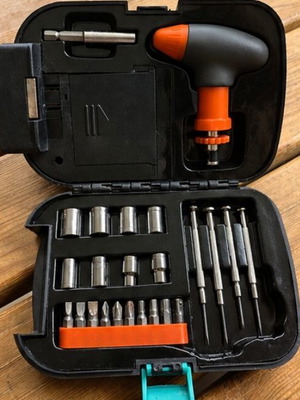 Flashlight toolbox like new with bonus battery set