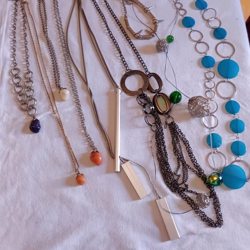 Metal jewelry pack used with geometric shapes