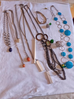 Metal jewelry pack used with geometric shapes