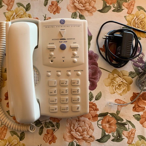 GE 2-9827 digital phone like new with automatic answering system