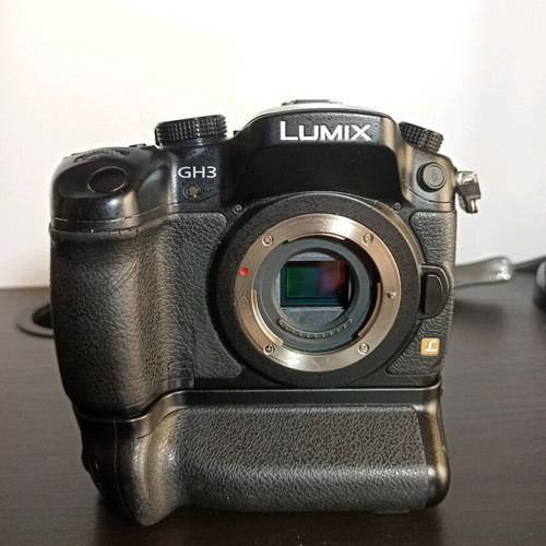 Panasonic dmc-gh3 camera used with accessories