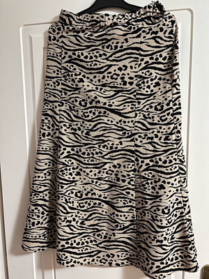 Monki midi skirt like new with animal print and side zipper