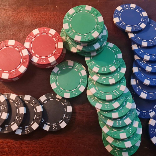 Thousand heavy casino chips like new with 10 cases and carrying case