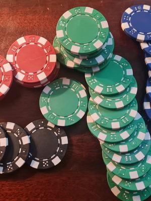 Thousand heavy casino chips like new with 10 cases and carrying case