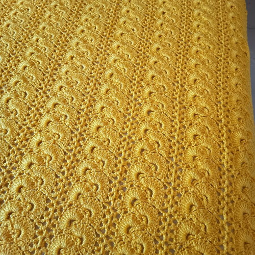 Vintage handmade wool knitted blanket in yellow, like new, 165x210 cm