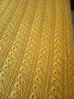Vintage handmade wool knitted blanket in yellow, like new, 165x210 cm