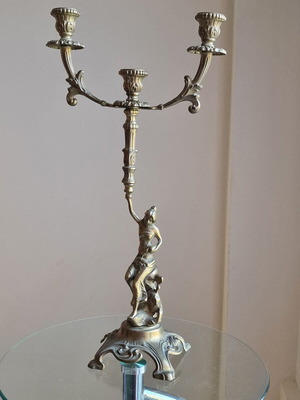 Μπρούτζινο τρίκερο κηροπήγιο με γυναικείο άγαλμα, ύψος 50cm