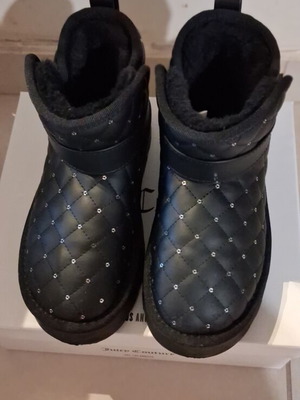 Μποτάκια Juice Couture νούμερο 36 σαν καινούργια με γούνα και στρας