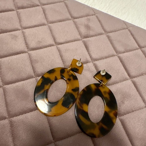 Animal print earrings like new, plastic brown dangle