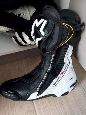 Alpinestars Supertech R Vented 2026 motorcycle racing boots, size 43, black/white