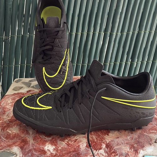 Nike football shoes like new, black