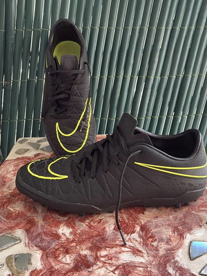 Nike football shoes like new, black