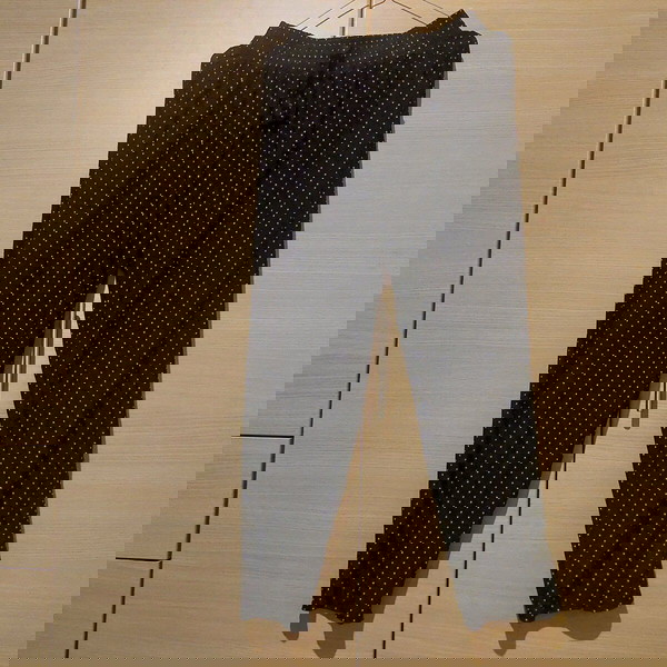 Πουά μαύρο με λευκό παντελόνι κάπρι / Black polka dot with white capri pants