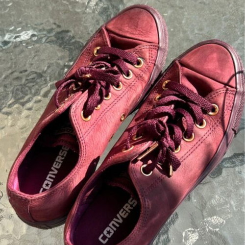 Converse athletic shoes burgundy size 39 like new