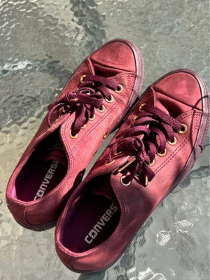 Converse athletic shoes burgundy size 39 like new