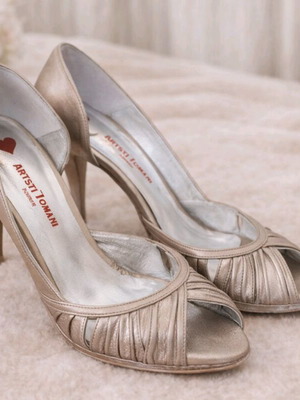 Artisti Romani gold pumps size 37 like new