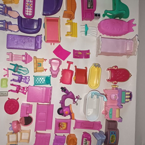 Shelly/Kelly doll furniture set, 25+ pieces