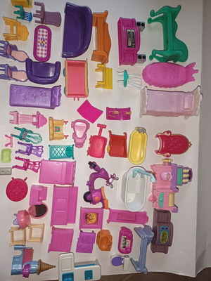 Shelly/Kelly doll furniture set, 25+ pieces