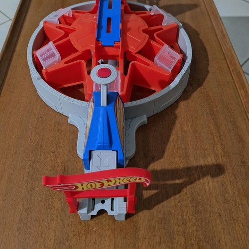 Hot Wheels Fast Blast Car Park set like new with authentic car