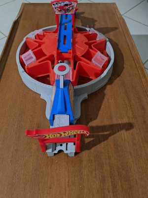 Hot Wheels Fast Blast Car Park set like new with authentic car