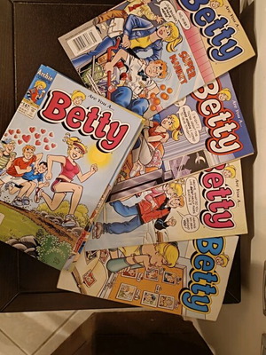 Betty comics used, pack of 11 issues in English