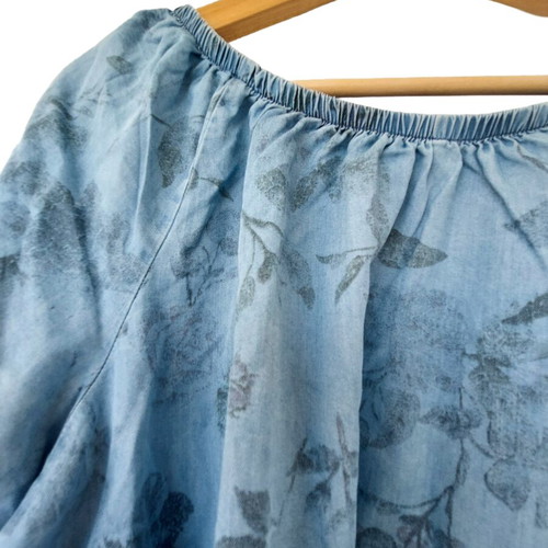 Laura Torelli Women's Jean-Effect Blouse Medium like new, floral