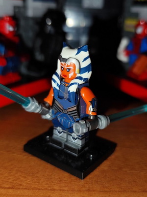 Ahsoka Tano Star Wars μίνι φιγούρα με δύο μπλε φωτόσπαθα