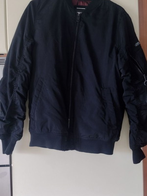Μπουφάν fly bomber Pull n Bear μέγεθος medium μεταχειρισμένο, μαύρο με φερμουάρ χαλασμένο στο μανίκι