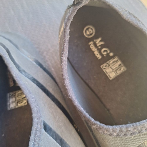 Black water shoes size 45, like new, sock style
