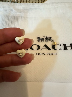 Σκουλαρίκια Coach καινούργια, λευκές καρδιές με χρυσό μονόγραμμα, μέταλλο και σμάλτο