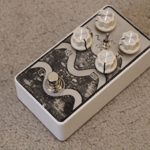 Tremolo Vibe pedal like new with speed, depth, volume and envelope control