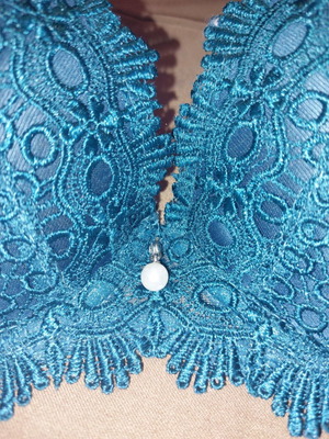 Petrol lace bra 80B used with pearl detail and removable straps