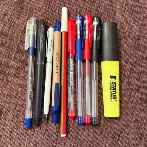 Set of 9 pens and 1 highlighter like new
