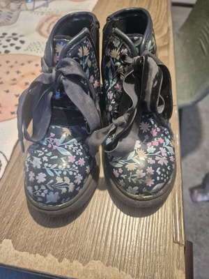 Children's boots used size 24 in very good condition