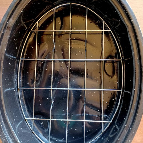 Set of two oval enamel roasting pans with lids, like new