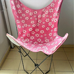 Καρέκλα με ροζ καραβόπανο με λουλούδια