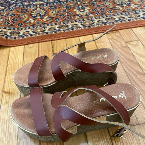 Brown leather platform sandals like new, size 41 fitting 40