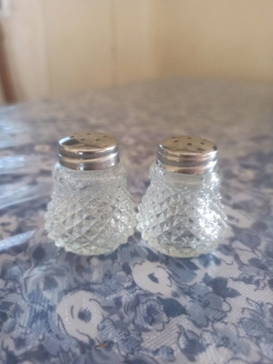 Vintage Diamond Point salt and pepper set like new, clear glass
