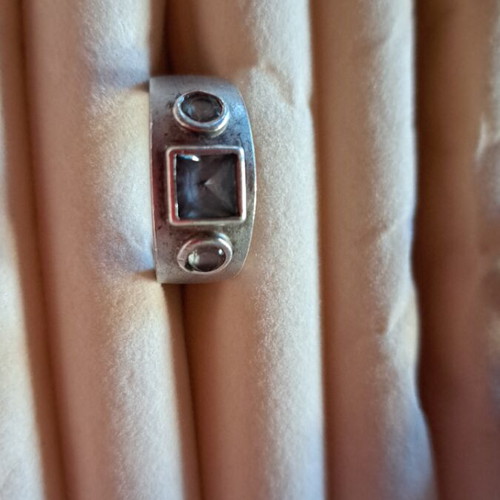 Silver ring with blue stones like new
