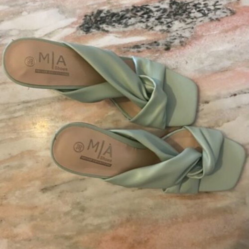 Mia pistachio sandal like new with knot and gold heel size 38