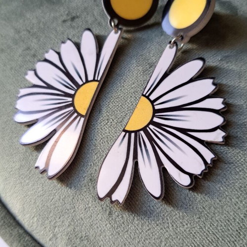 Daisy earrings large dangling like new, plexiglass