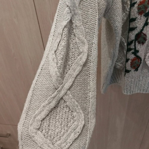 Pull & Bear knitted sweater used with embroidered flowers, size M, off white