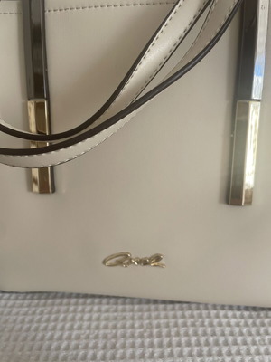 Axel shoulder bag like new, cream color