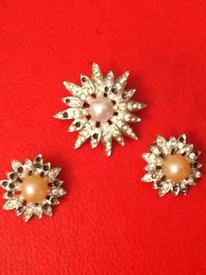 Brooch and earrings set used, vintage rhinestone 1980