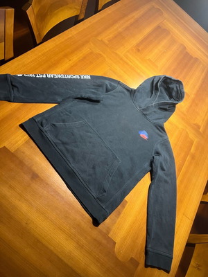 Παιδικό Nike hoodie μαύρο σαν καινούργιο, μέγεθος 152 cm