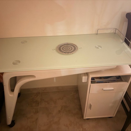 Manicure table with extractor like new