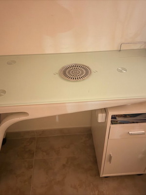Manicure table with extractor like new