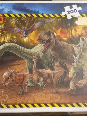 Παζλ Trefl σαν καινούργιο, 2 τεμάχια των 200, Jurassic World και Σπάιντερμαν