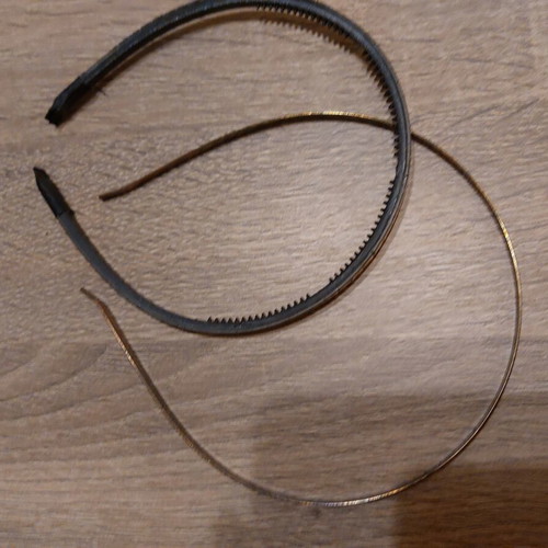 Set of 2 hairbands in gold color, new